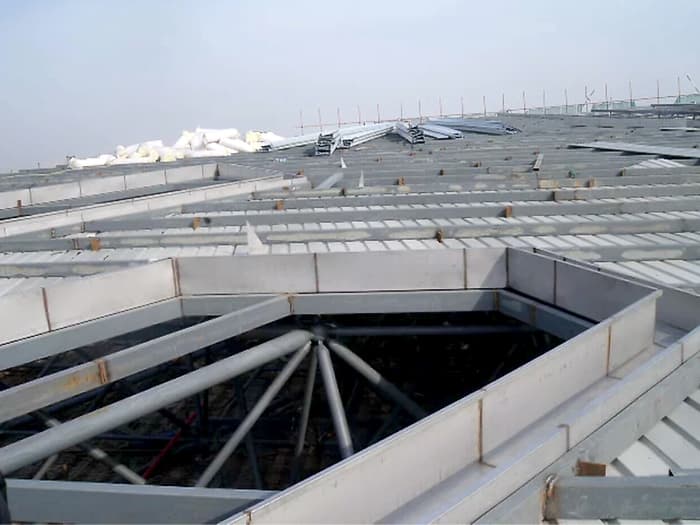 为什么建楼房时，要在钢筋上加一排小圆环？原来作用这么大